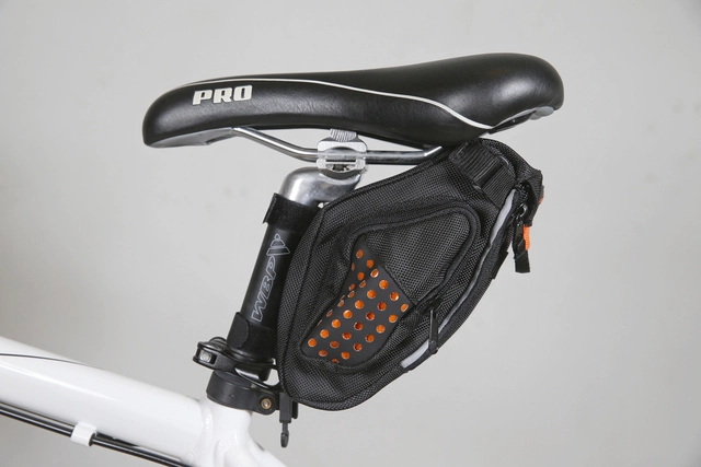 Ibera Strap-on Seat/Saddle Bag With Reflective Strip (1.5L Capacity) 3 Ibera Strap-on Seat/Saddle Bag With Reflective Strip (1.5L Capacity) - Bilde 3